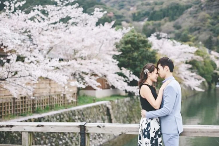10 tempat honeymoon di jepang, impian pasangan muda masa kini Temukan tempat honeymoon di jepang, mix antara tradisi dan modernitas yang tak terbandingkan. Ada keajaiban cinta di tiap sudut negeri sakura.